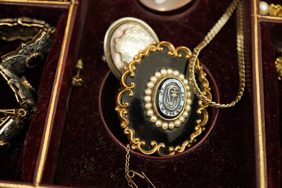 A jewellery case and a collection of jewellery, comprising: an amethyst and peridot pendant in 9ct gold, length 3.8cm, British hallmarks, gross weight approximately 7 grams; a garnet cluster ring in 9ct gold, British hal